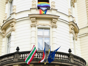 Vlajka na radnici Prahy 3.