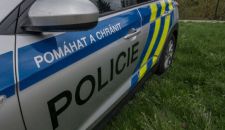 Seniorka se v autě nepřipoutala, vyjela mimo silnici a na místě zemřela