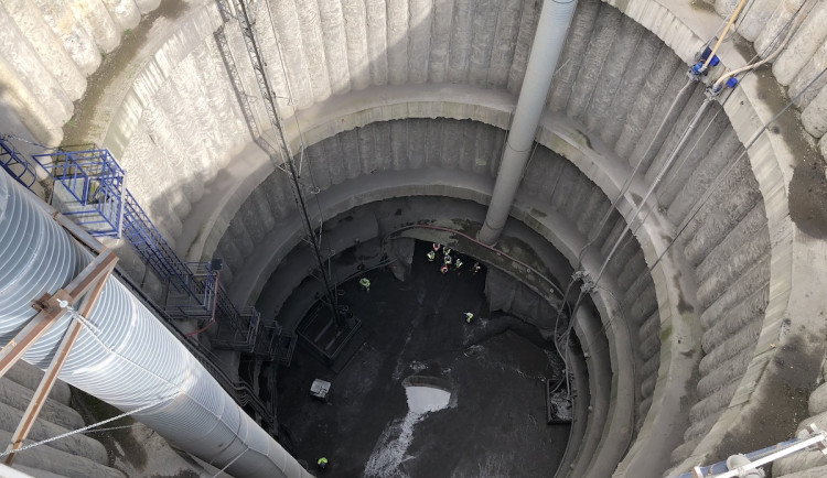 Šachta na stavbě metra D.