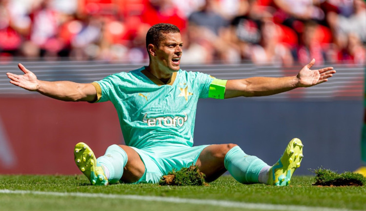 Tomáš Holeš na trávníku v Edenu při přípravném utkání.