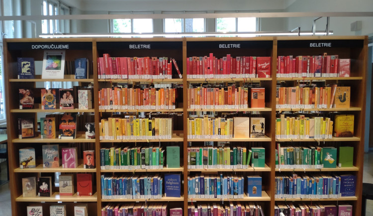 Městská knihovna v Korunní knihy vystavila podle barev duhy.