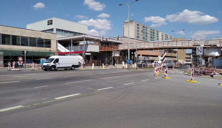 Oprava Otíkovy lávky se prodloužila a prodražila. Hotová bude na podzim