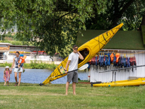 Relax uprostřed týdne kousek od centra Prahy. Žluté lázně vás přenesou na pláž