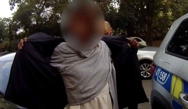 Žena neplivala na policisty poprvé.