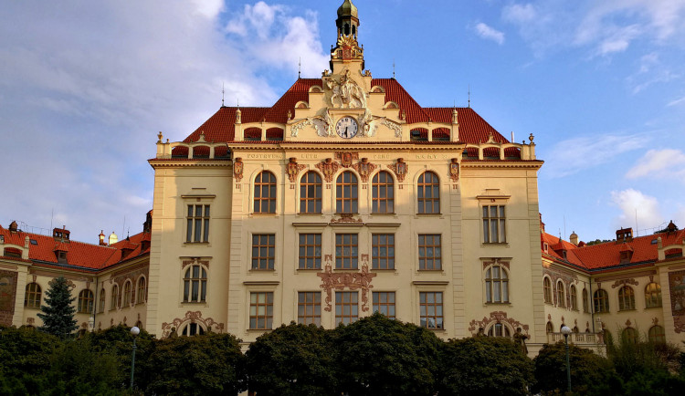 Základní škola Lyčkovo náměstí.