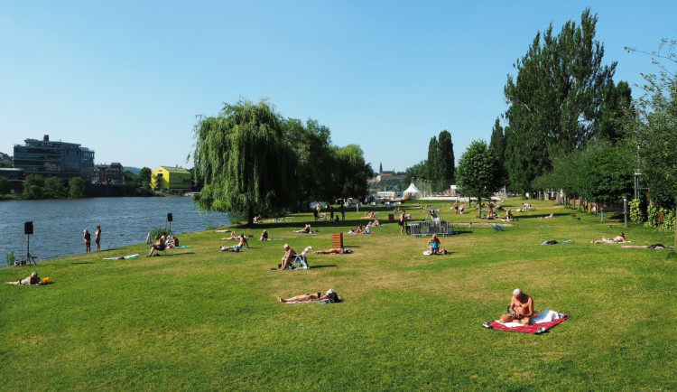 Relax uprostřed týdne kousek od centra Prahy. Žluté lázně vás přenesou na pláž