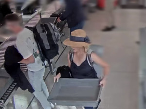 Muž ukradl před odletem na letišti hodinky. Policisté si počkali, až přiletí zpátky