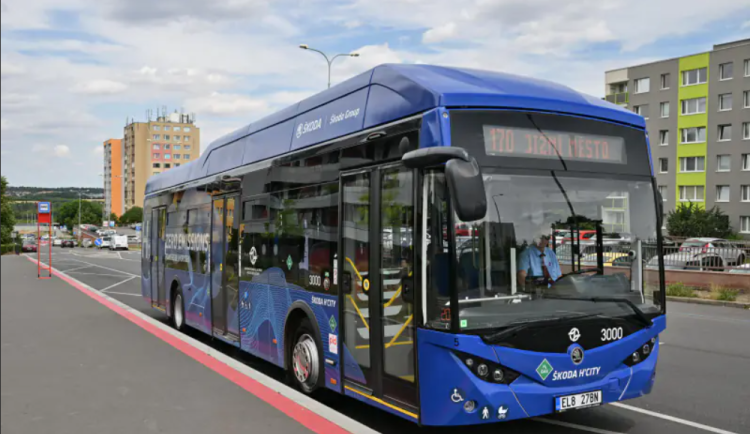 Prototyp autobusu na vodík byl kvůli závadě stažen ze své trasy. Do Prahy se vrátí koncem srpna