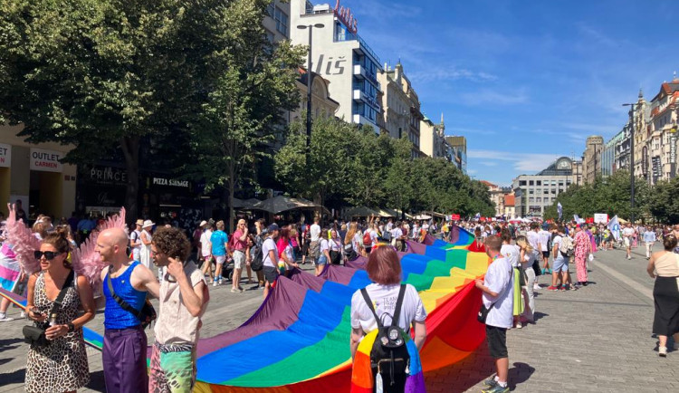 VIDEO: Průvod hrdosti Prague Pride se vydal na pochod z Václavského náměstí na Letnou