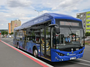 Prototyp autobusu na vodík byl kvůli závadě stažen ze své trasy. Do Prahy se vrátí koncem srpna