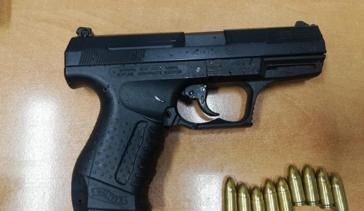 Opilému cizinci v autobuse vypadla z bundy zbraň. Řeší ho policie