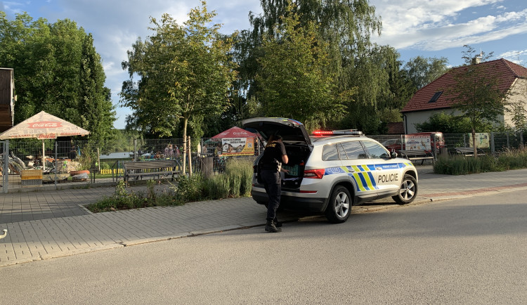 Konflikt u setkání předsedkyně KSČM v Třeboni. Napadl mě majitel kiosku, tvrdí novinářka