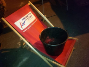 Petiční stánek u Úřadu vlády zasypali hnojem. Věc řeší policie