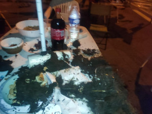 Petiční stánek u Úřadu vlády zasypali hnojem. Věc řeší policie