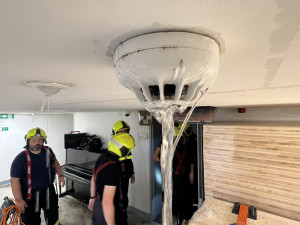 VIDEO: Prahou se prohnala bouřka s kroupami, voda zatopila i Státní operu a Hlavní nádraží