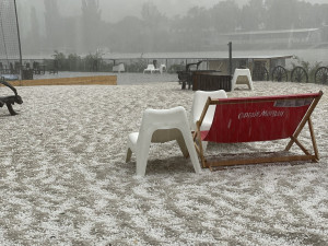 VIDEO: Prahou se prohnala bouřka s kroupami, voda zatopila i Státní operu a Hlavní nádraží