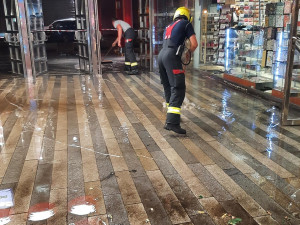 VIDEO: Prahou se prohnala bouřka s kroupami, voda zatopila i Státní operu a Hlavní nádraží