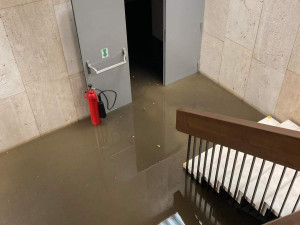 VIDEO: Prahou se prohnala bouřka s kroupami, voda zatopila i Státní operu a Hlavní nádraží