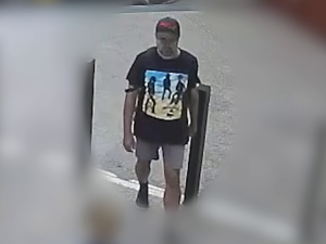 Muž v Praze napadl mladíka pěstí do hlavy, vzal mu mobil a utekl
