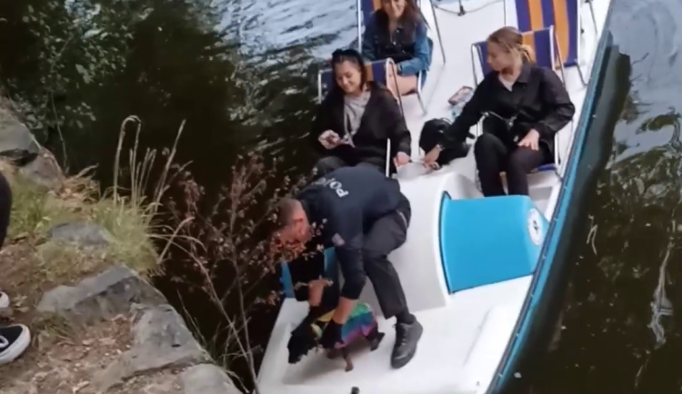 Psa zachránili na šlapadle.