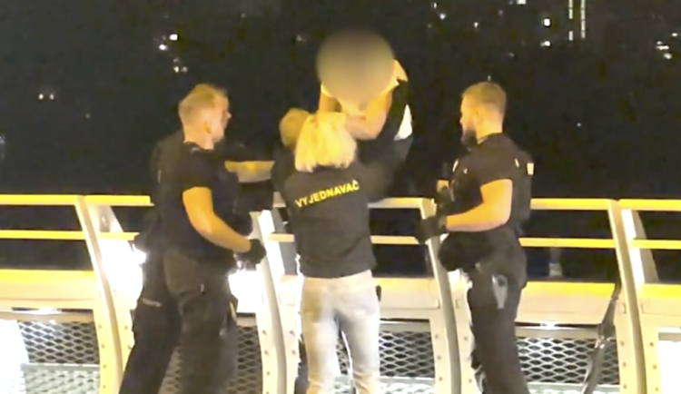 VIDEO: Žena se chtěla zabít skokem z Trojského mostu. Sebevraždu jí rozmluvili vyjednavači