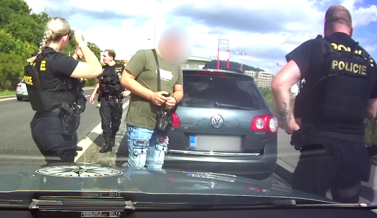 VIDEO: Cizinec ujel z pumpy v Praze bez placení, peníze na uplácení policistů ale měl