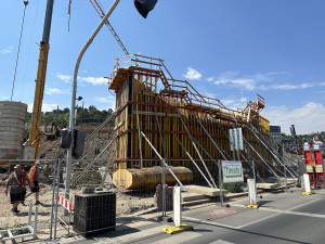 Dvorecký most už má první pilíře. Mohl by dostat jméno po významné ženě