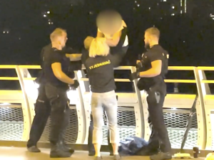 VIDEO: Žena se chtěla zabít skokem z Trojského mostu. Sebevraždu jí rozmluvili vyjednavači