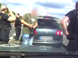 VIDEO: Cizinec ujel z pumpy v Praze bez placení, peníze na uplácení policistů ale měl