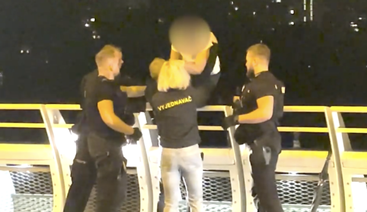 Žena si skok nakonec rozmyslela.