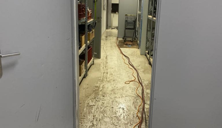 Ke škodám podle ředitele přispěla i poloha budovy.