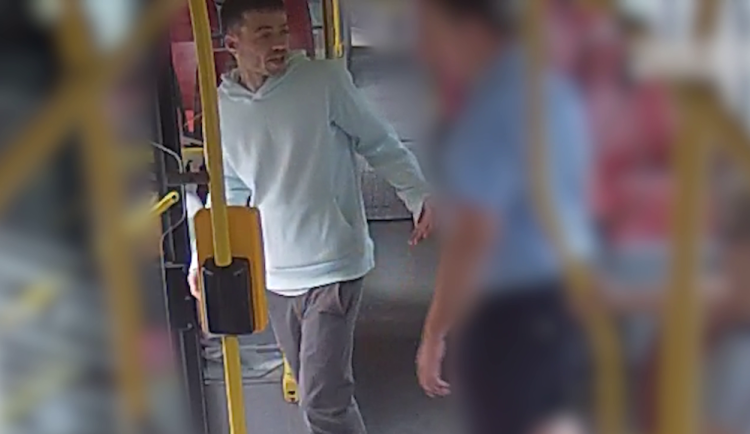 VIDEO: Muž osahával nezletilou dívku v pražském autobuse, nechtěl ji nechat vystoupit
