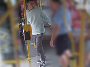 VIDEO: Muž osahával nezletilou dívku v pražském autobuse, nechtěl ji nechat vystoupit