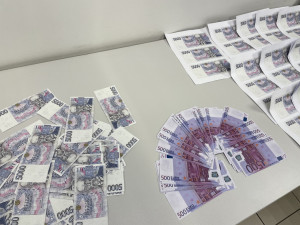 Gambleři z Prahy prosázeli všechny peníze, začali si je proto tisknout