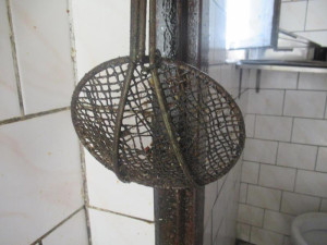 Plíseň v mrazáku, odpadky a špína. Inspekce zavřela kuchyň čínské restaurace na Smíchově