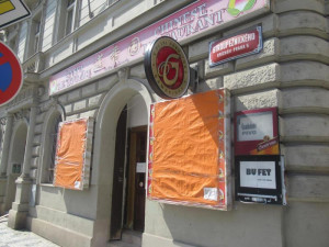 Plíseň v mrazáku, odpadky a špína. Inspekce zavřela kuchyň čínské restaurace na Smíchově