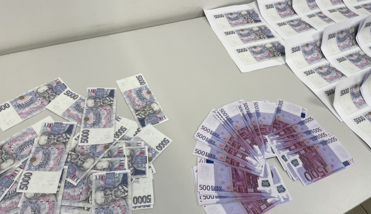 Peníze si jeden z mužů vyráběl na domácím tiskárně