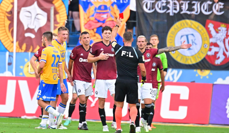 Václav Krejčí dostal červenou kartu.