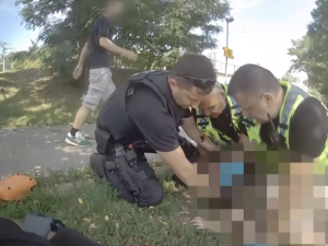 VIDEO: Topící se ženu zachraňovali z pražského rybníku dvakrát. Nejdřív kolemjdoucí, pak strážníci