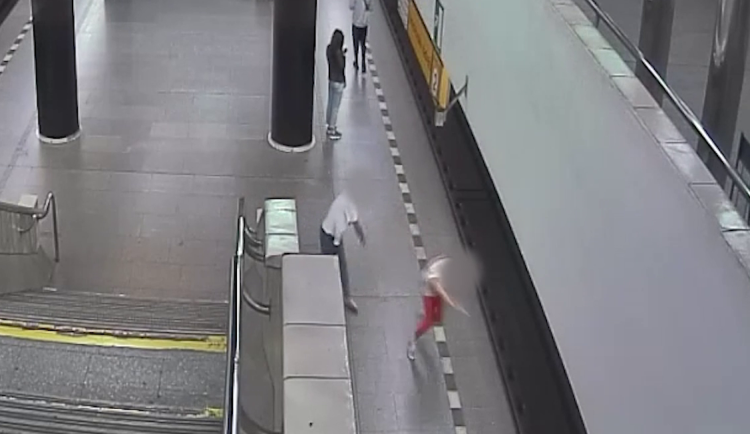 VIDEO: Muž shodil ženu do kolejiště metra, vážně ji zranil