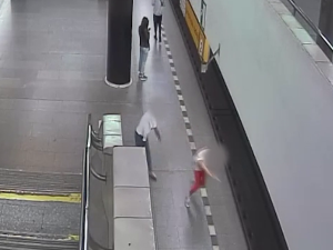 VIDEO: Muž shodil ženu do kolejiště metra, vážně ji zranil