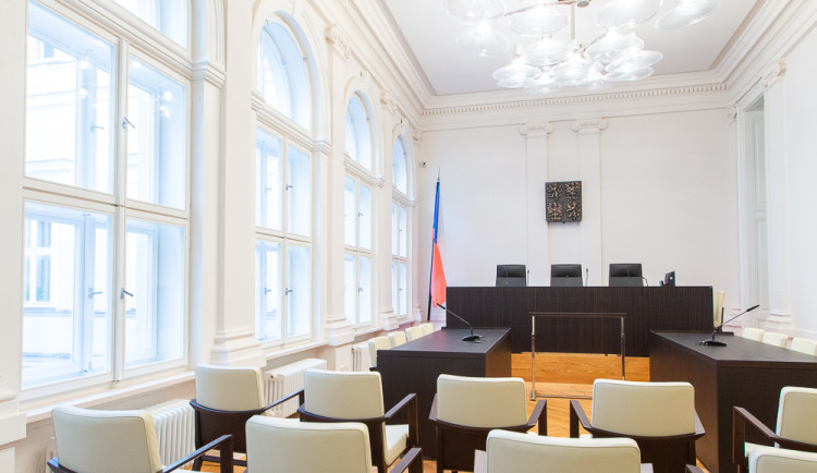 Muž z Prahy chtěl vrátit nebezpečné zbraně z trestního řízení svého otce, vyhověl mu Ústavní soud
