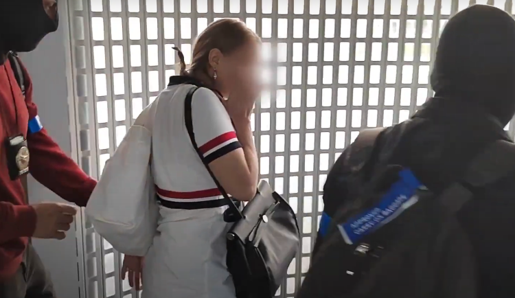 Pláškovou doprovázela policejní eskorta.