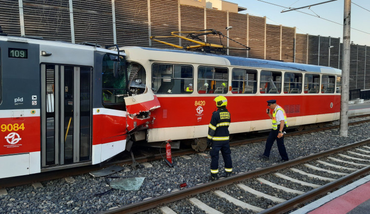 V Praze se srazily dvě tramvaje, zranila se řidička a cestující