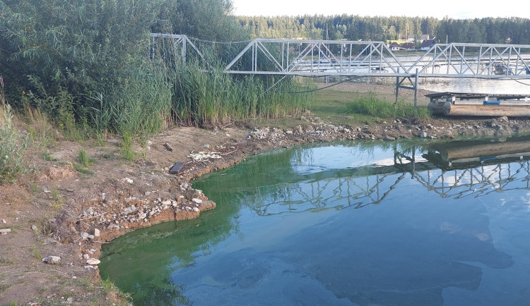 Olejová skvrna na hladině Lipna. Spolek upozornil na stavební práce před hotelem