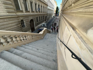 Praha 1 otevřela opravené schody v Divadelní, rekonstrukce se nelíbí vozíčkářům