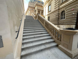 Praha 1 otevřela opravené schody v Divadelní, rekonstrukce se nelíbí vozíčkářům