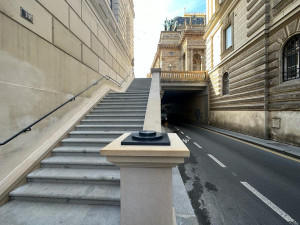 Praha 1 otevřela opravené schody v Divadelní, rekonstrukce se nelíbí vozíčkářům