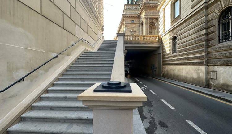 Praha 1 otevřela opravené schody v Divadelní, rekonstrukce se nelíbí vozíčkářům