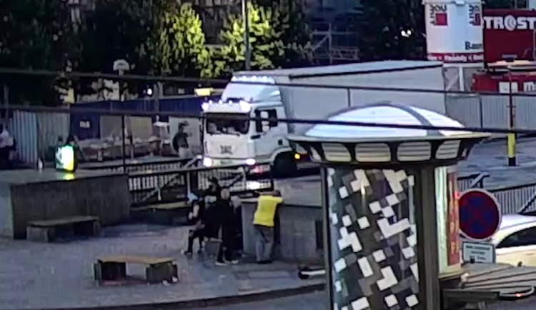 Cizinec se v Praze nechal kvůli ztracenému mobilu srazit náklaďákem. Policistům tvrdil, že ho přepadli
